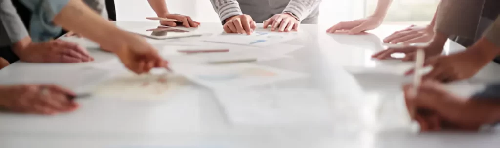 Global demand and sourcing trends in the men’s tracksuit manufacturing industry visualized by RYZEAL SOURCING.