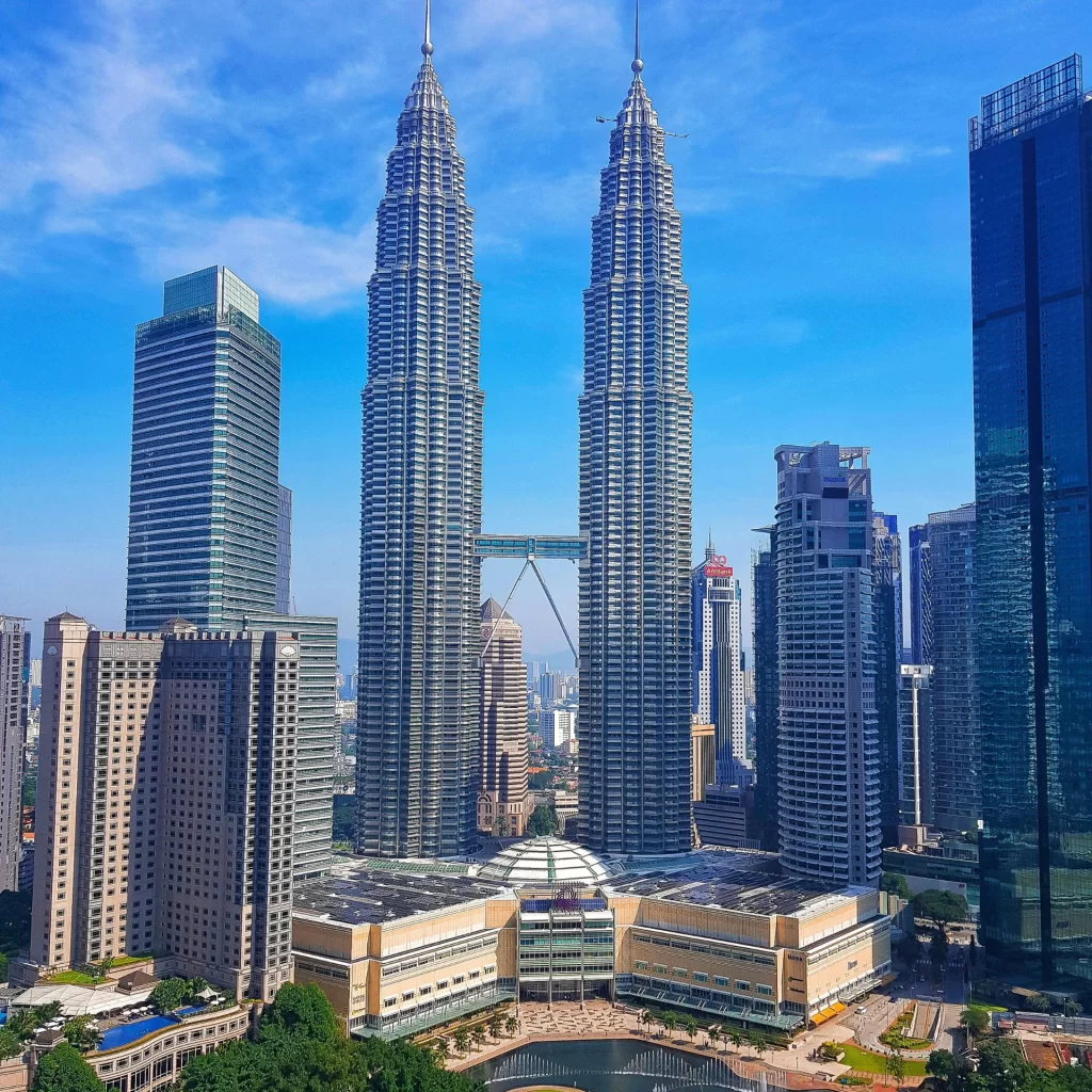 Petronas Twin Towers in Malaysia – a modern symbol of strength and collaboration, representing RYZEAL SOURCING’s partnership with Malaysian clothing manufacturers and fashion wholesalers