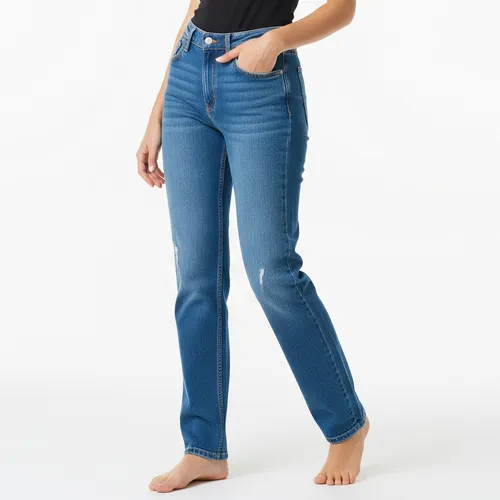 Straight fit wholesale jeans for women manufactured by RYZEAL SOURCING in Bangladesh with timeless straight leg cut.
