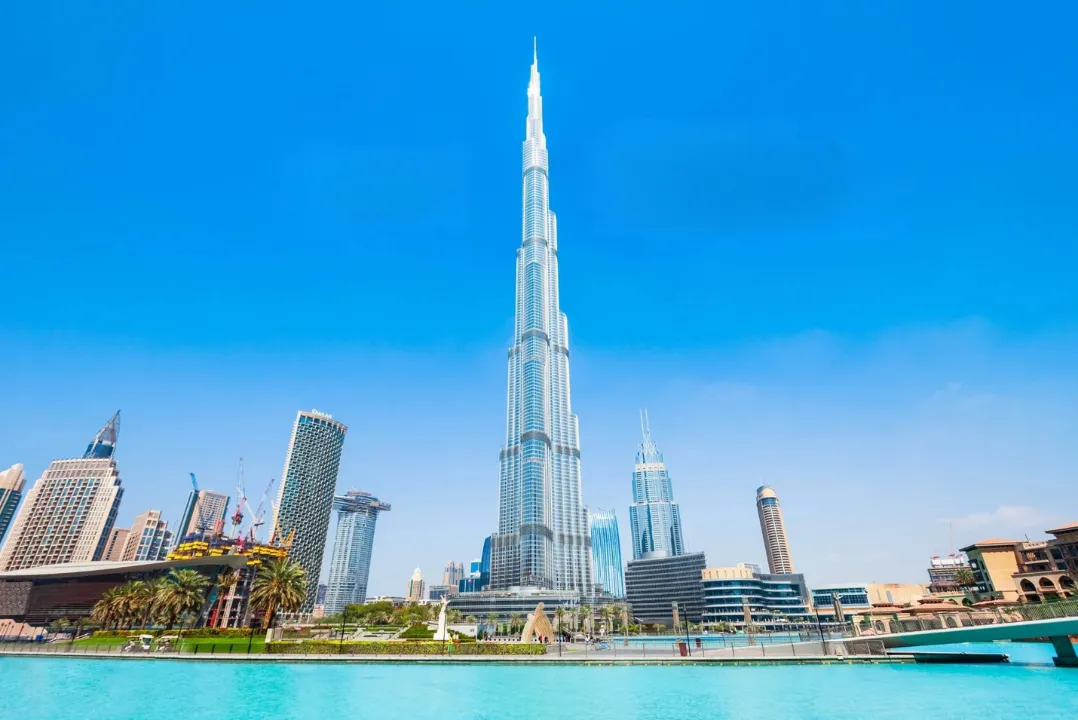 برج خليفة في دبي يرمز إلى الطموح والابتكار والنمو التجاري للعلامات الإماراتية الباحثة عن موزعين ملابس جملة وشركاء تصنيع موثوقين في بنغلاديش | Burj Khalifa in Dubai symbolizing ambition, innovation, and commercial growth for UAE brands looking for موزعين ملابس جملة and reliable manufacturing partners in Bangladesh