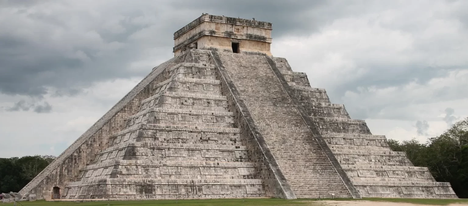 Pirámide de Kukulkán para página proveedores de ropa México
