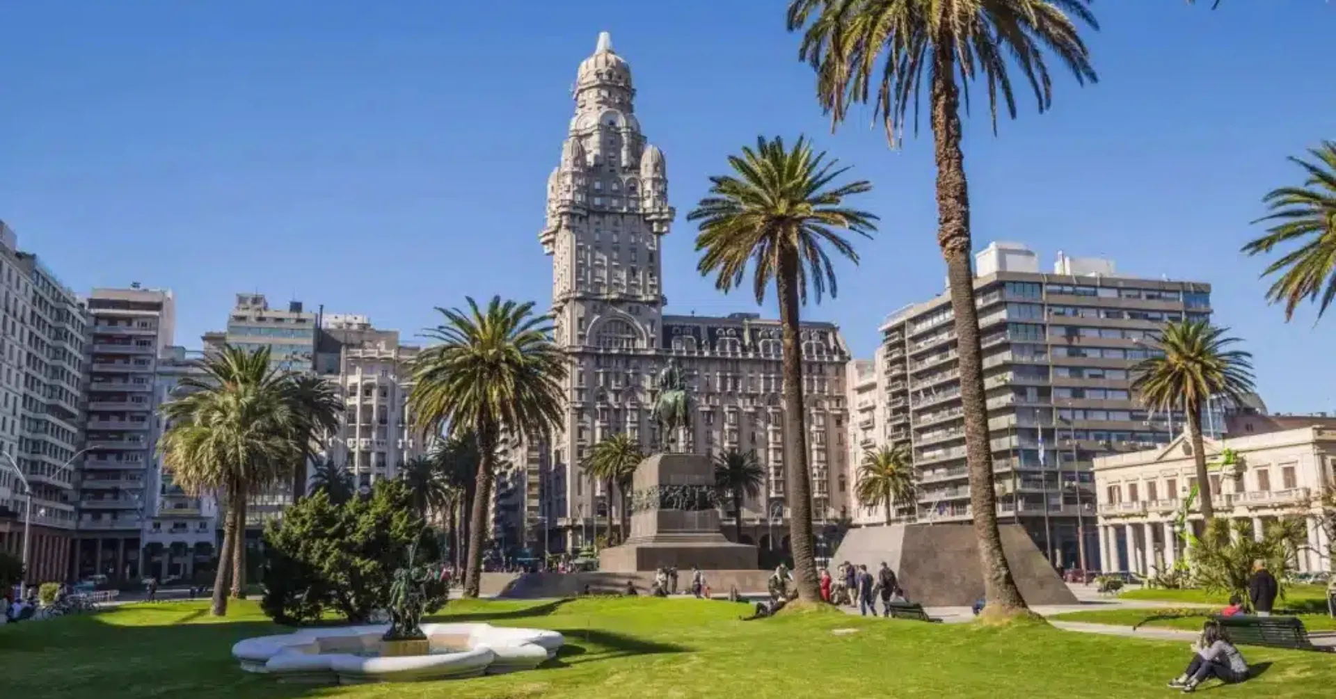 Palacio Salvo como inspiración visual para proveedores de ropa uruguay